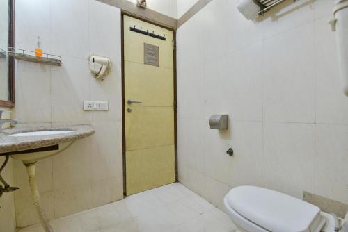 新德里Hotel By Yellow Revels Plum的一间带卫生间和水槽的浴室