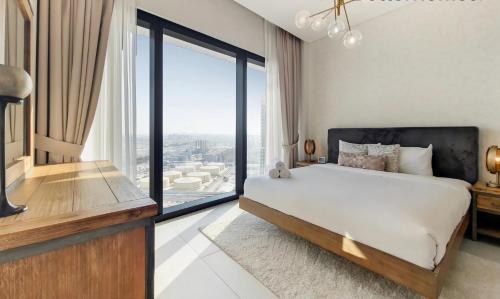 迪拜Address Beach JBR Apartment的一间卧室设有一张大床和一个大窗户