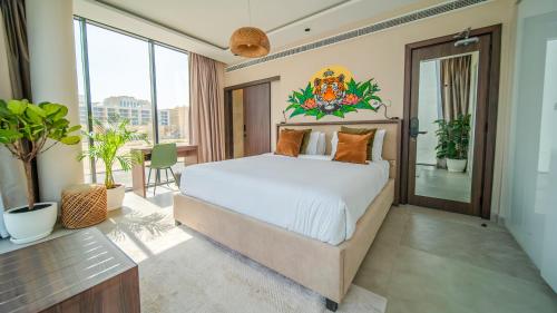 迪拜Nas House Private Villas的一间带大床的卧室和一个阳台