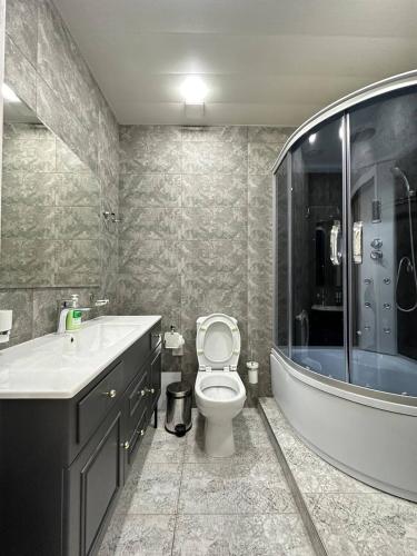 Yalanghoch253 ул.Паркентская Ташкент的浴室配有卫生间、盥洗盆和淋浴。