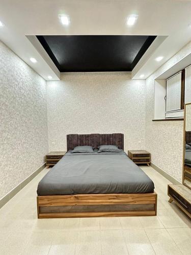 Yalanghoch253 ул.Паркентская Ташкент的一间卧室,卧室内配有一张大床