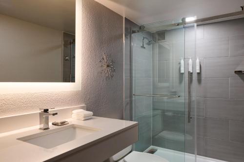 埃尔帕索Marriott El Paso的带淋浴、盥洗盆和卫生间的浴室