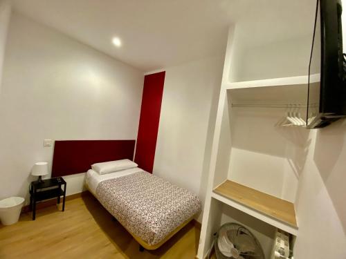 马德里广场之家旅馆的小房间,设有床架