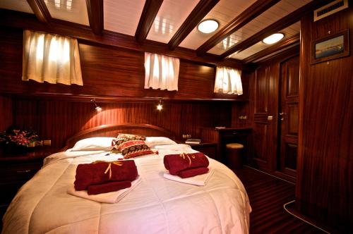 巴勒莫Angelique的一间卧室,船上配有一张大床