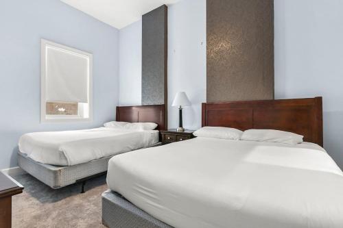 斯普林菲尔德Lovely 2-Bedroom Unit in Springfriend的配有白色床单的酒店客房内的两张床
