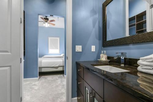 斯普林菲尔德Lovely 2-Bedroom Unit in Springfriend的蓝色的浴室设有水槽和镜子
