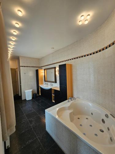 乌得勒支Guest Room Utrecht的客房内的浴室设有大浴缸