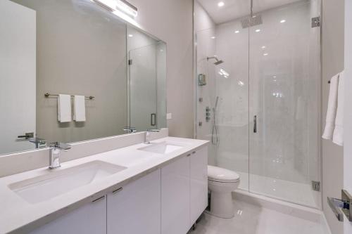 芝加哥Stunning Condo #2 - Downtown River North的白色的浴室设有卫生间和淋浴。