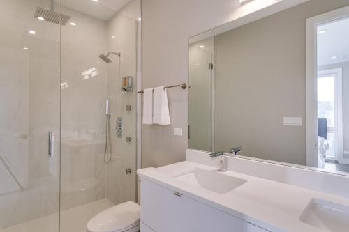 芝加哥Breathtaking Downtown Penthouse A - Sleeps 11的白色的浴室设有水槽和淋浴。