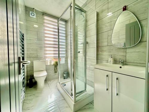 伊普斯威奇6 Bedroom House -Sleeps 12- Big Savings on Long Stays!!的带淋浴、盥洗盆和卫生间的浴室