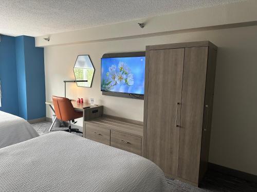 伯明翰伯明翰艾恩代尔东智选假日酒店的酒店客房设有两张床、一张桌子和一台平面电视。