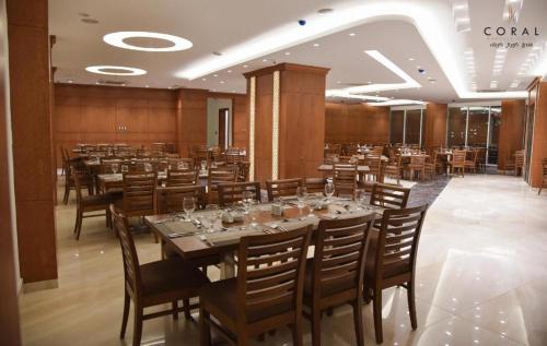 卡尔巴拉Coral Hotel Karbala的一间带长桌和椅子的用餐室