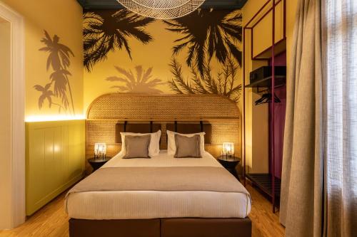 雅典MEDLEY的一间卧室设有一张大床和棕榈壁画