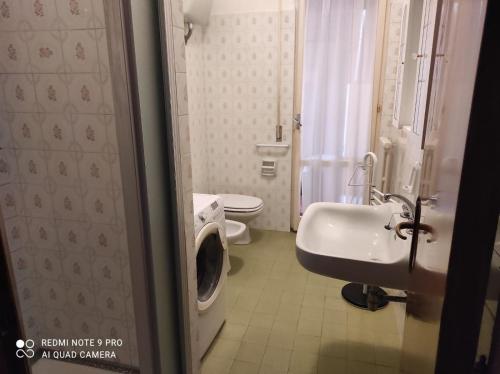 法尔科纳拉·玛里提马Residence Carmen的一间带水槽和卫生间的浴室