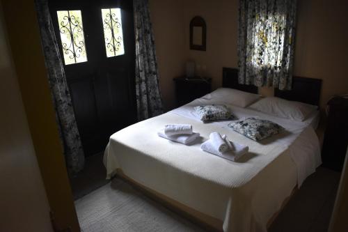 克拉托坎波斯Anemos Holiday Houses - Unterkunft in Südkreta的一间卧室配有带毛巾的床