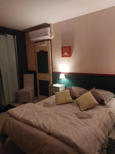 La RicheJodelle的一间卧室配有一张大床和两个枕头