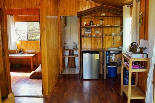 乌鲁班巴Eco Lodge Cabañas con Piscina的厨房设有木墙和木地板