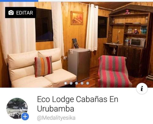 乌鲁班巴Eco Lodge Cabañas con Piscina的客厅配有白色的沙发和椅子