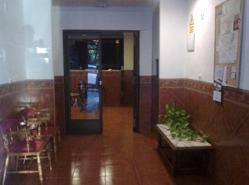 格拉纳达casa carmen alhambra的一间设有桌椅的房间和通往餐厅的大门