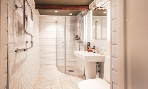 博里霍尔姆博里霍尔姆酒店的白色的浴室设有水槽和淋浴。