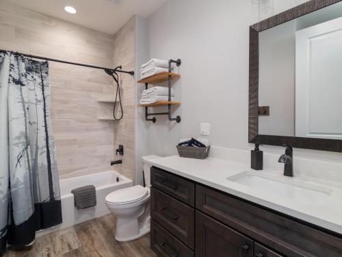 奥德维尔Deer Ridge Casita: Private Retreat Hot Tub & Views的浴室配有盥洗盆、卫生间和浴缸。