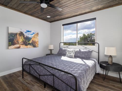 奥德维尔Deer Ridge Casita: Private Retreat Hot Tub & Views的一间卧室设有一张床和一个窗口