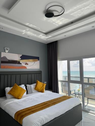 阿夏尔奇亚Sea View Chalet Al Ashkharah的一间卧室设有一张床,享有海景