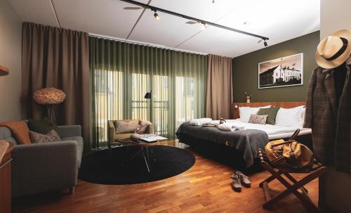博里霍尔姆博里霍尔姆酒店的一间卧室设有一张床和一间客厅。