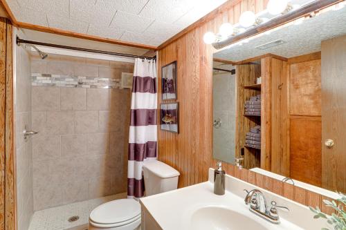 Heber SpringsHeber Springs Cabin with Deck 3 Mi to Sugarloaf Mtn的一间带水槽、卫生间和镜子的浴室