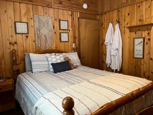潘圭奇Bryce’s Zion House by Bryce Canyon National Park!的卧室配有木墙内的一张床