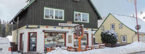 施尔奇Schlaffass Am Brocken - Schierke的雪中带餐厅的建筑