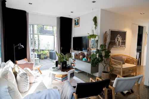 奥克兰Artist Photographers Home Studio的带沙发和电视的客厅