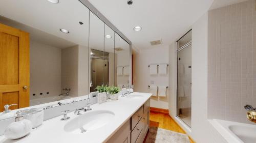 斯诺马斯村Woodrun Place的一间带两个盥洗盆和大镜子的浴室
