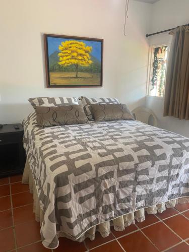 Pueblo BelloLa Casa de Luzma的一间卧室配有一张壁画床