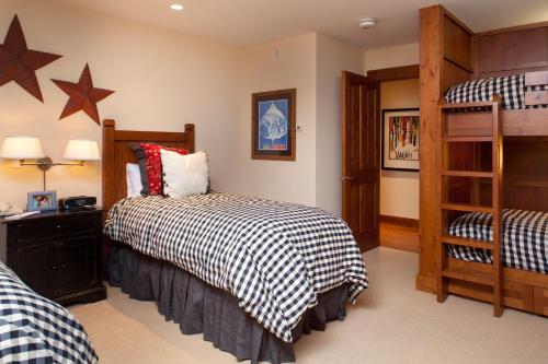 斯诺马斯村Countryside at Snowmass - CoralTree Residence Collection的一间卧室配有两张床和一张双层床。