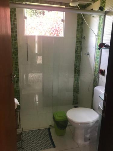 CostasChalés lá na roça的一间带卫生间和玻璃淋浴间的浴室
