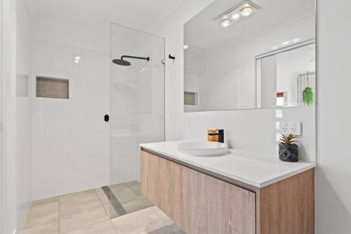 伦诺克斯角Valley Way的白色的浴室设有水槽和淋浴。