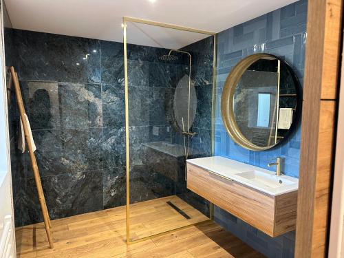 菲加里La poudrière的一间带水槽和镜子的浴室
