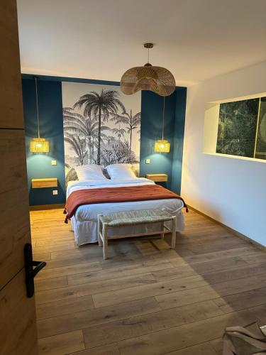 菲加里La poudrière的一间卧室配有一张带蓝色墙壁的大床