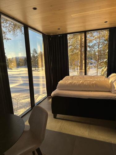 ÅmotSpegle Hyllandsfoss的一间卧室设有一张床和大窗户