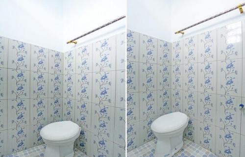 RogojampiHomestay的浴室设有卫生间,铺有蓝色和白色瓷砖。