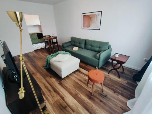 戈莱纽夫Apartament Inka的客厅配有绿色沙发和桌子