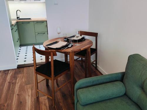 戈莱纽夫Apartament Inka的餐桌、椅子和沙发