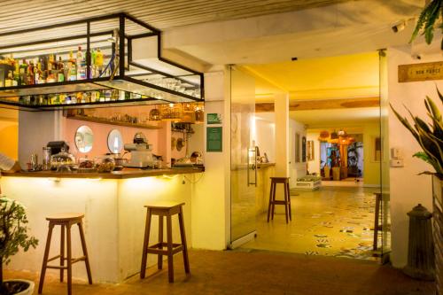 卡塔赫纳Hotel Barahona Cartagena的酒吧,有凳子的房间