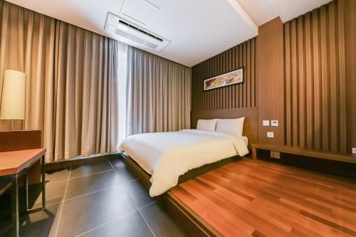 清州市Sejong City Osong Hotel的配有一张床和一张书桌的酒店客房