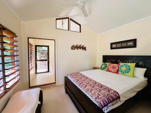 萨武萨武Latui Loft的一间卧室配有一张特大号床和一个窗户。