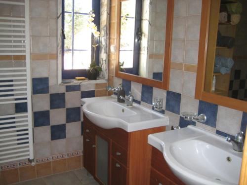 贝雅毕塔斯山 - 当地家庭式旅馆的浴室设有2个水槽和2面镜子