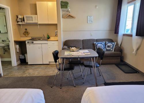 镭温泉里多尔汽车旅馆的小房间设有桌子和沙发