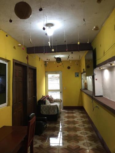 圣胡安拉拉古纳Hostal Candelaria的客厅设有黄色的墙壁和沙发