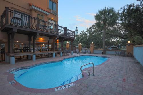 圣西蒙斯岛Ocean Inn & Suites的酒店前方的大型游泳池